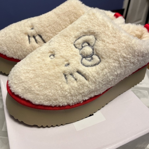 Hello Kitty Uggs from the company Kira - Picture 2 of 11